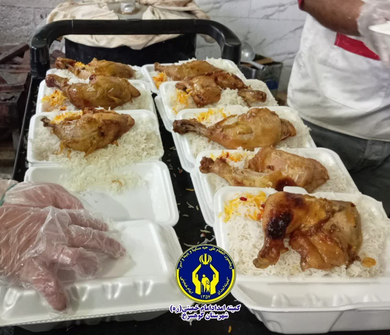 توزیع ۵۰۰ پرس غذای گرم میان مددجویان کوهسرخ به مناسبت عید غدیر